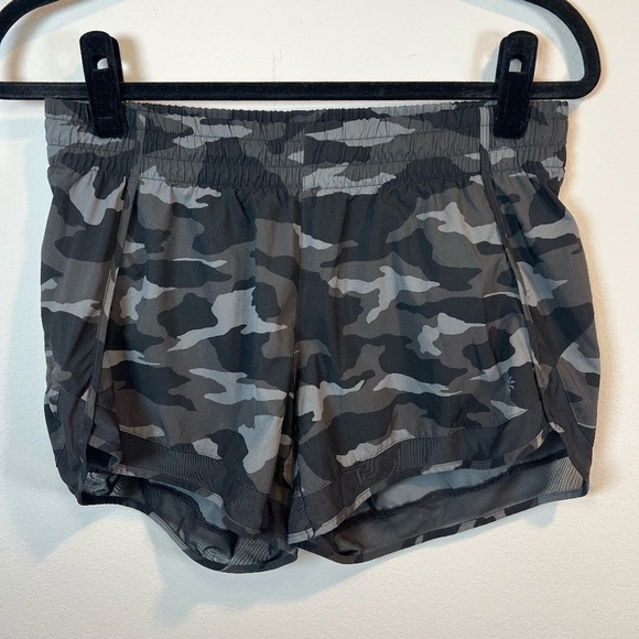 Athleta Womens Mesh Racer 4" Shorts Gray Camo Lined Breathable Athletic Sz Small - Picture 1 of 16